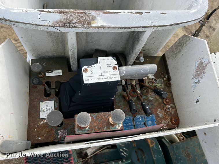 image for item NM9003 1995 Ford F800  bucket truck