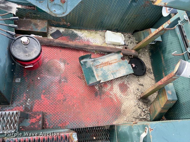 image for item NM9003 1995 Ford F800  bucket truck