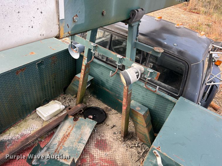 image for item NM9003 1995 Ford F800  bucket truck