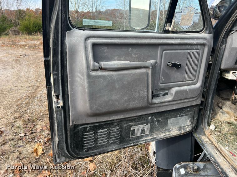 image for item NM9003 1995 Ford F800  bucket truck