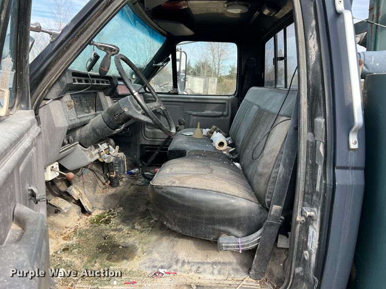 image for item NM9003 1995 Ford F800  bucket truck