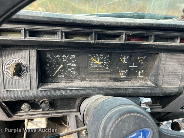 image for item NM9003 1995 Ford F800  bucket truck