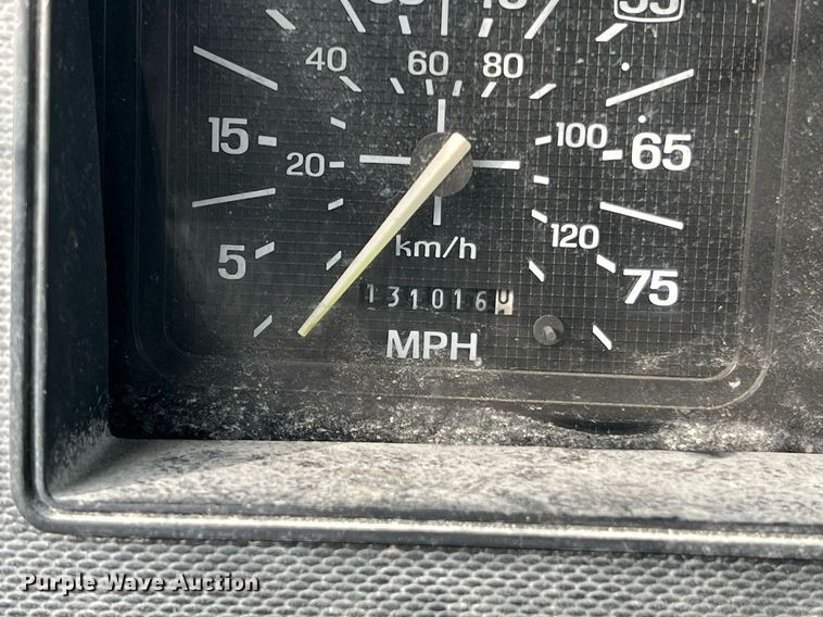 image for item NM9003 1995 Ford F800  bucket truck