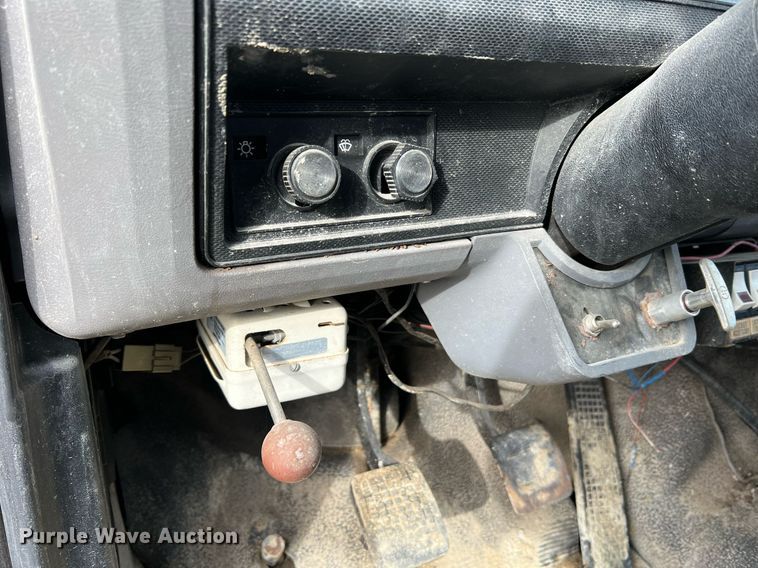 image for item NM9003 1995 Ford F800  bucket truck