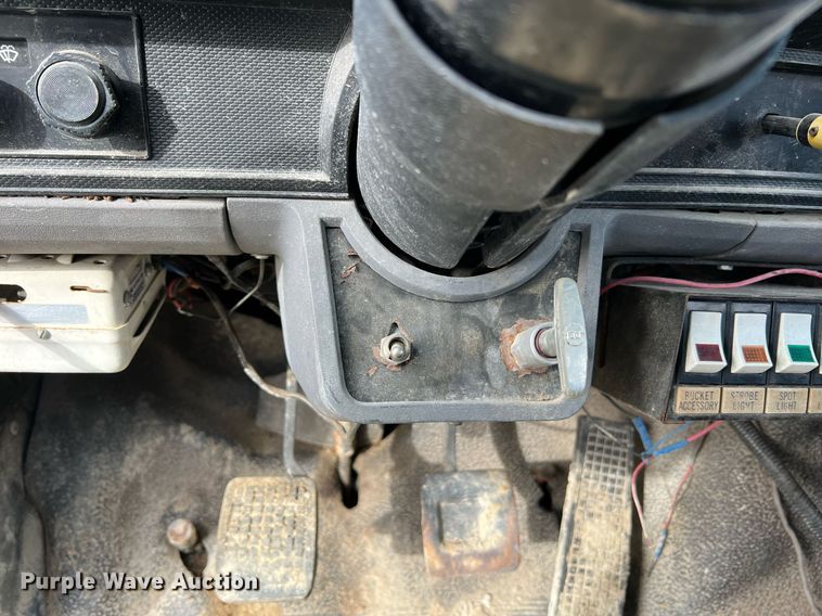 image for item NM9003 1995 Ford F800  bucket truck