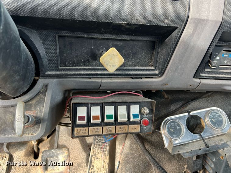 image for item NM9003 1995 Ford F800  bucket truck