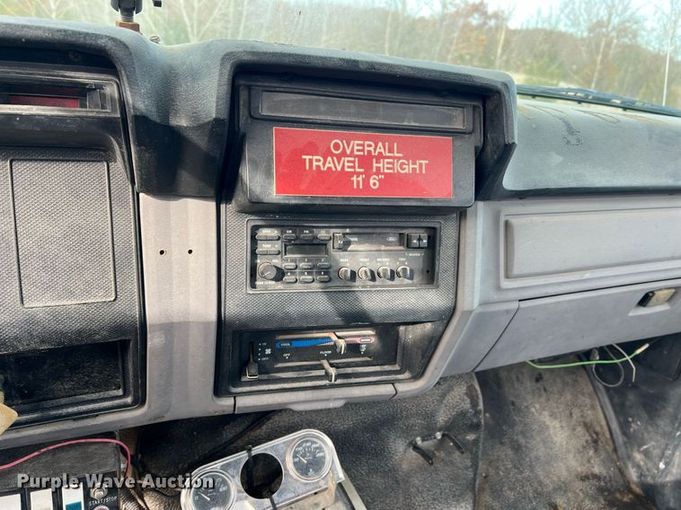 image for item NM9003 1995 Ford F800  bucket truck
