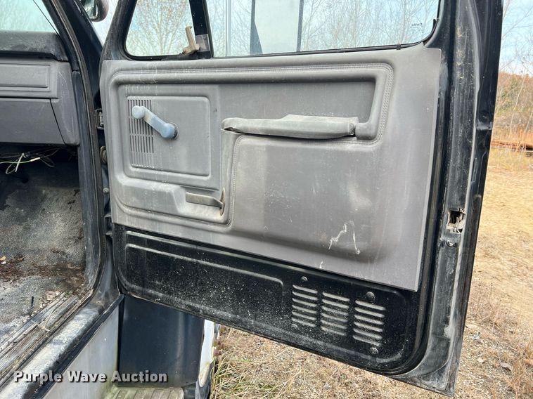 image for item NM9003 1995 Ford F800  bucket truck