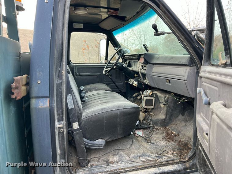 image for item NM9003 1995 Ford F800  bucket truck