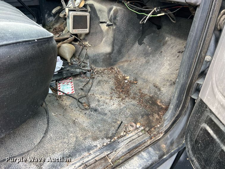 image for item NM9003 1995 Ford F800  bucket truck