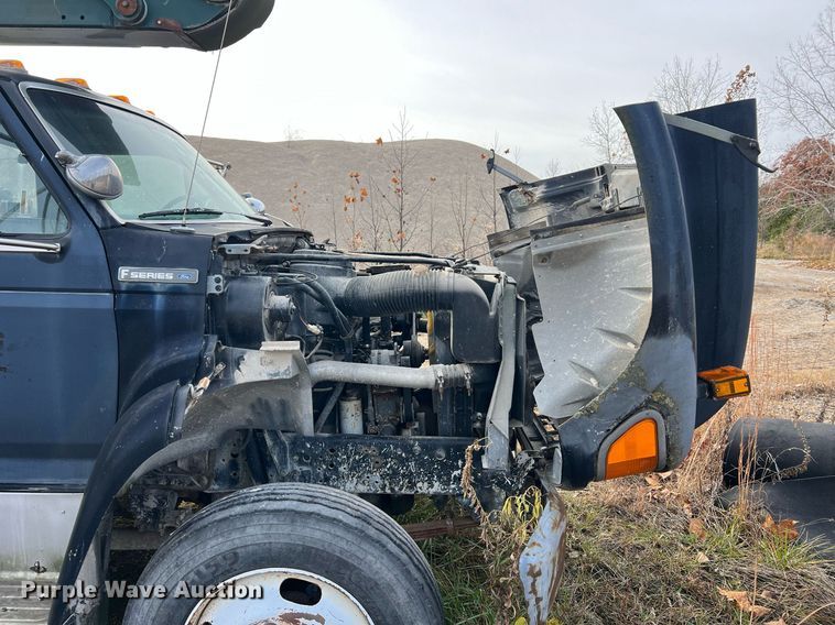 image for item NM9003 1995 Ford F800  bucket truck