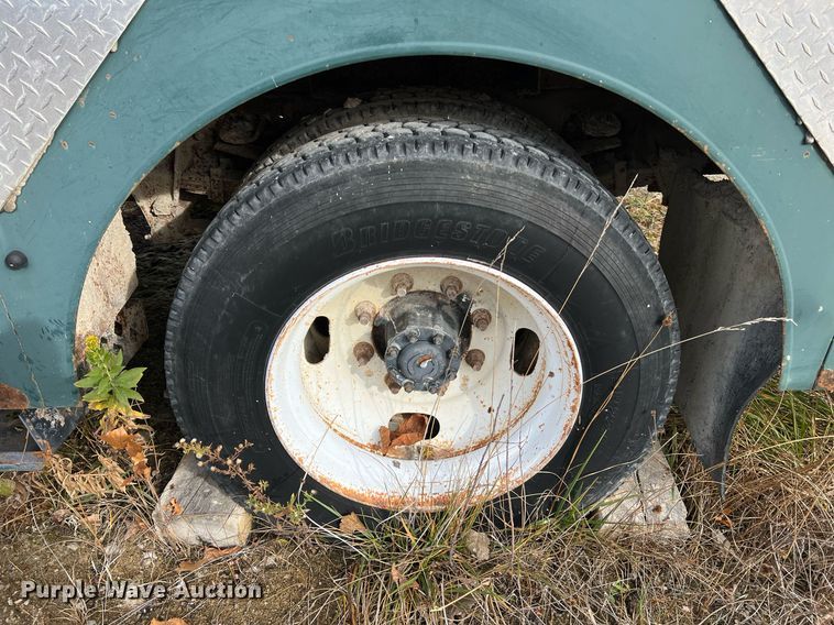 image for item NM9003 1995 Ford F800  bucket truck