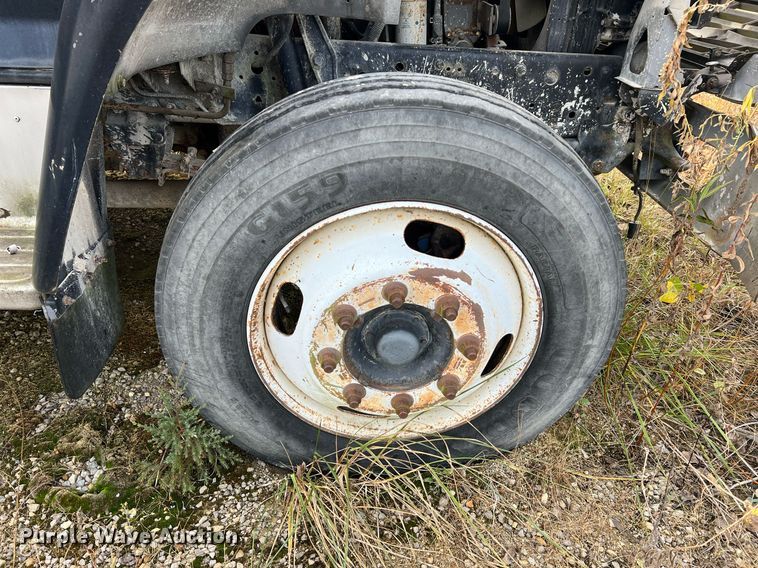 image for item NM9003 1995 Ford F800  bucket truck