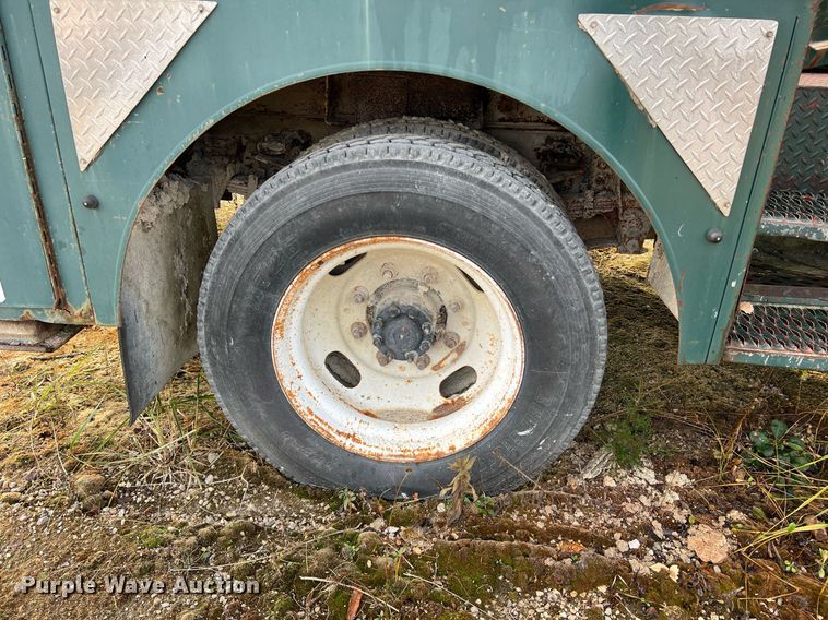 image for item NM9003 1995 Ford F800  bucket truck