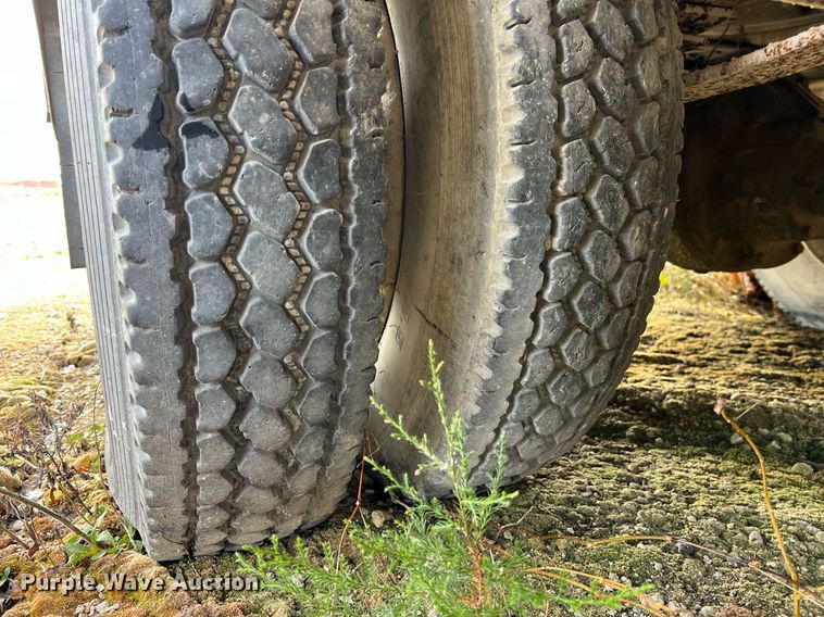 image for item NM9003 1995 Ford F800  bucket truck