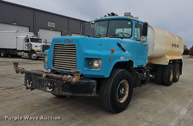 image for item NP9103 1992 Mack DM690S  water truck