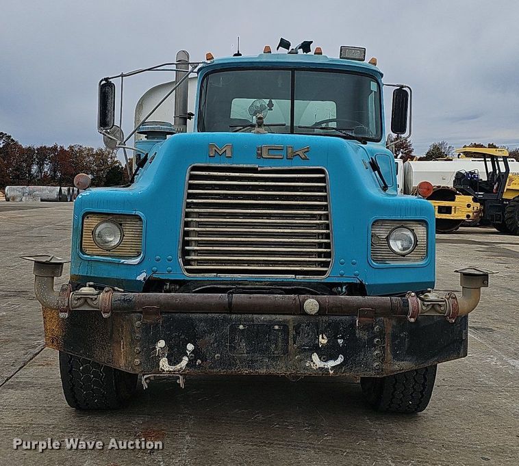 image for item NP9103 1992 Mack DM690S  water truck
