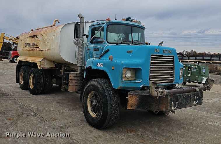image for item NP9103 1992 Mack DM690S  water truck