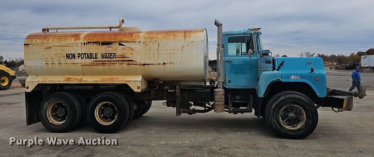 image for item NP9103 1992 Mack DM690S  water truck