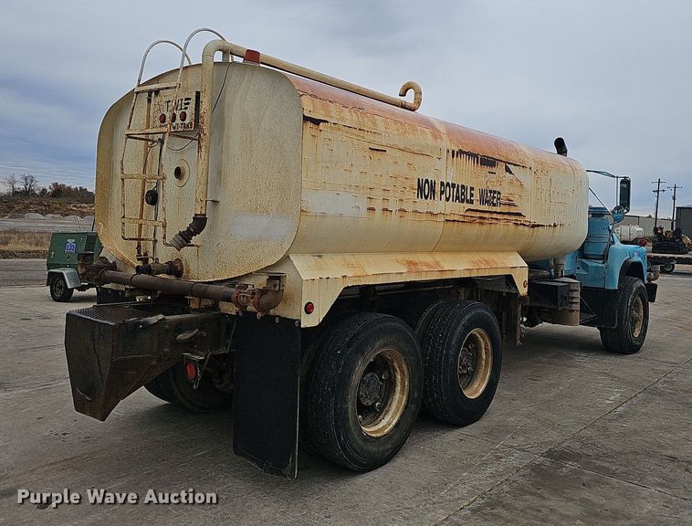 image for item NP9103 1992 Mack DM690S  water truck