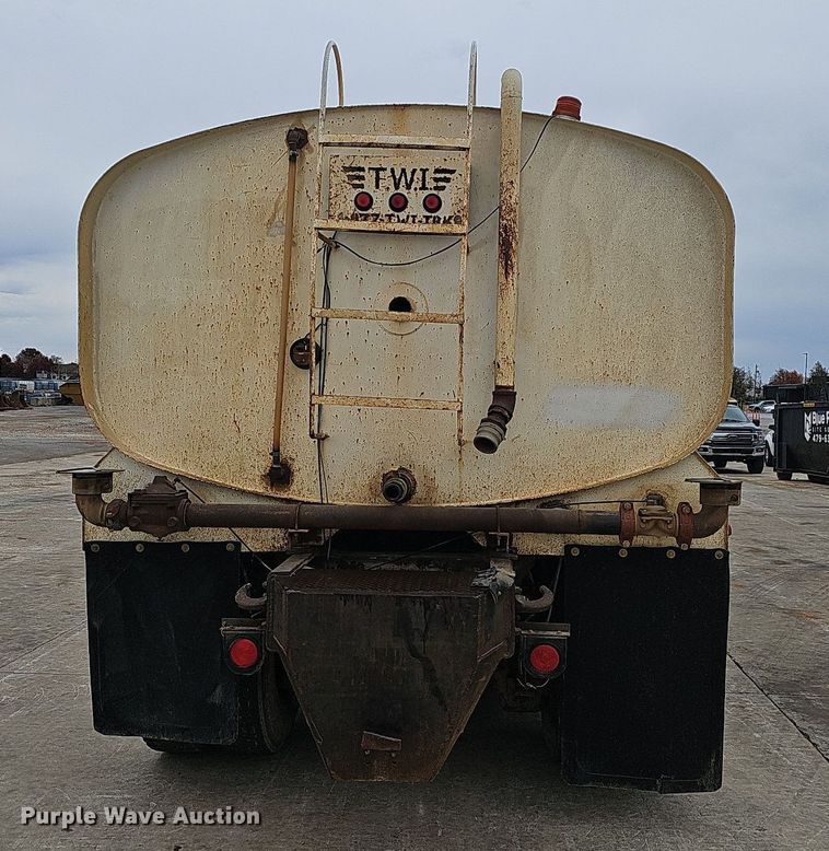 image for item NP9103 1992 Mack DM690S  water truck