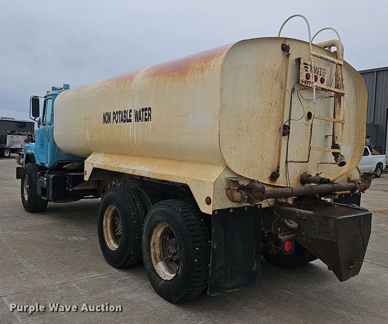 image for item NP9103 1992 Mack DM690S  water truck