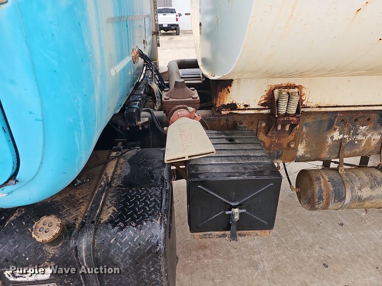 image for item NP9103 1992 Mack DM690S  water truck