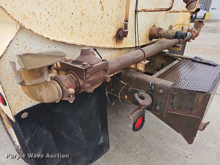 image for item NP9103 1992 Mack DM690S  water truck