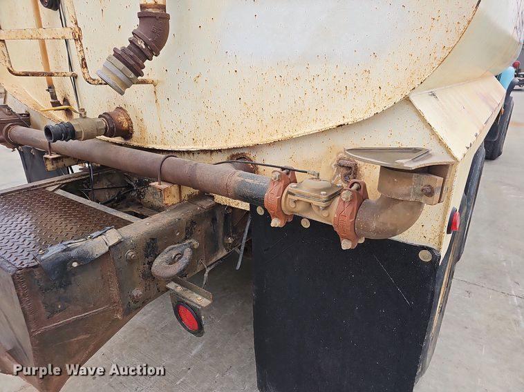 image for item NP9103 1992 Mack DM690S  water truck