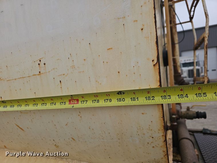 image for item NP9103 1992 Mack DM690S  water truck