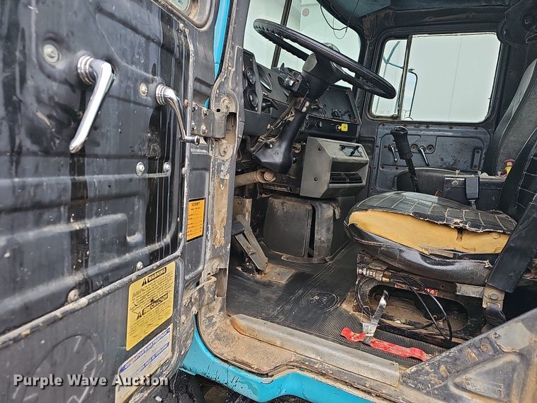 image for item NP9103 1992 Mack DM690S  water truck