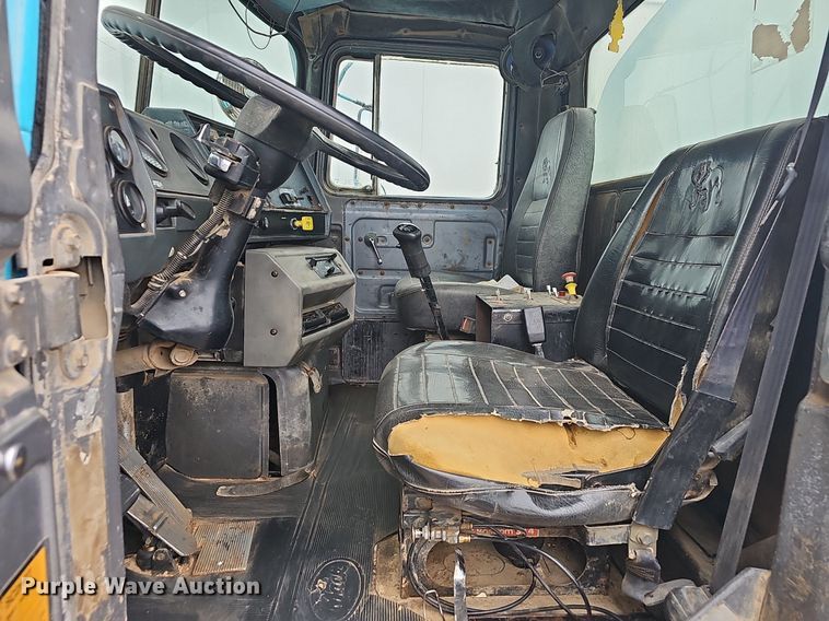 image for item NP9103 1992 Mack DM690S  water truck