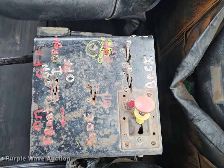 image for item NP9103 1992 Mack DM690S  water truck