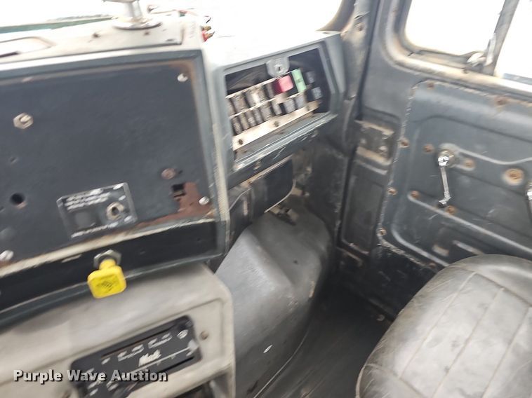 image for item NP9103 1992 Mack DM690S  water truck