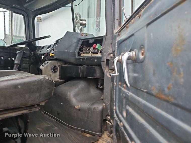 image for item NP9103 1992 Mack DM690S  water truck