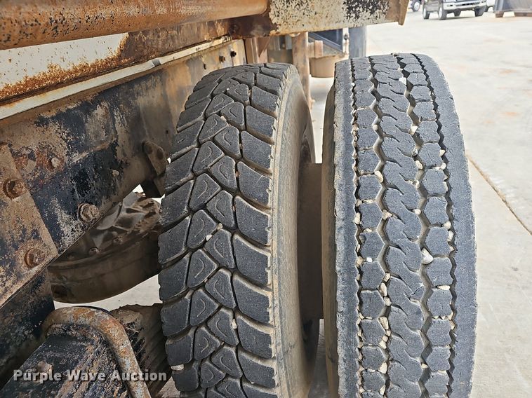 image for item NP9103 1992 Mack DM690S  water truck