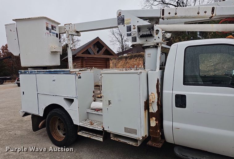 image for item NP9122 2001 Ford F550 Super Duty XL  bucket truck