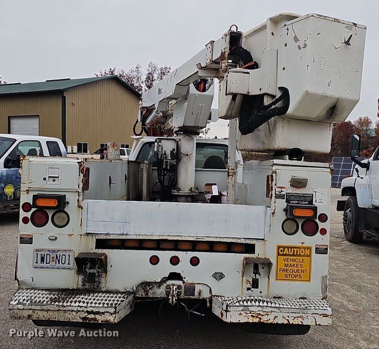 image for item NP9122 2001 Ford F550 Super Duty XL  bucket truck