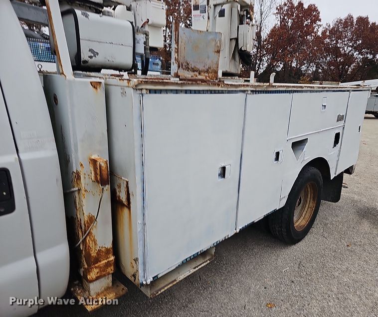 image for item NP9122 2001 Ford F550 Super Duty XL  bucket truck