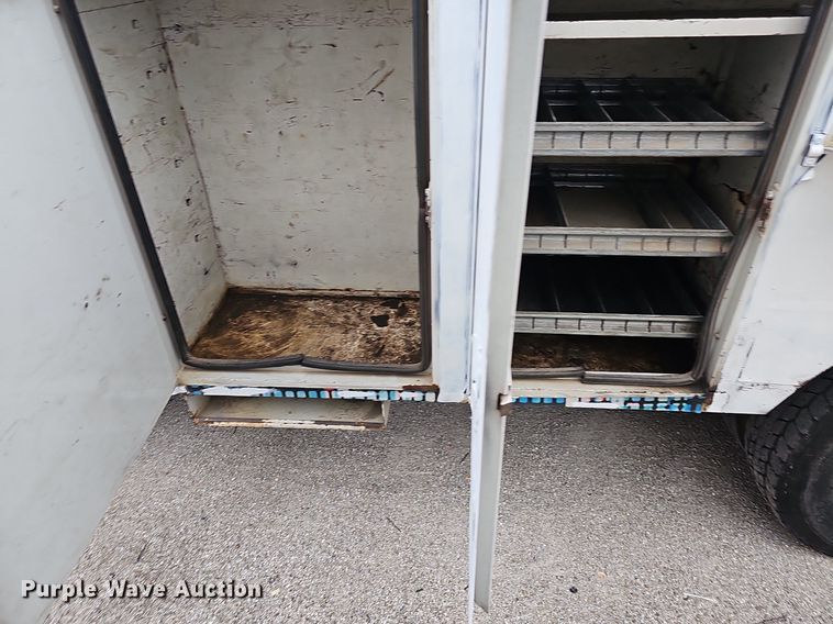 image for item NP9122 2001 Ford F550 Super Duty XL  bucket truck