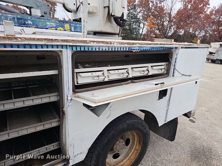 image for item NP9122 2001 Ford F550 Super Duty XL  bucket truck