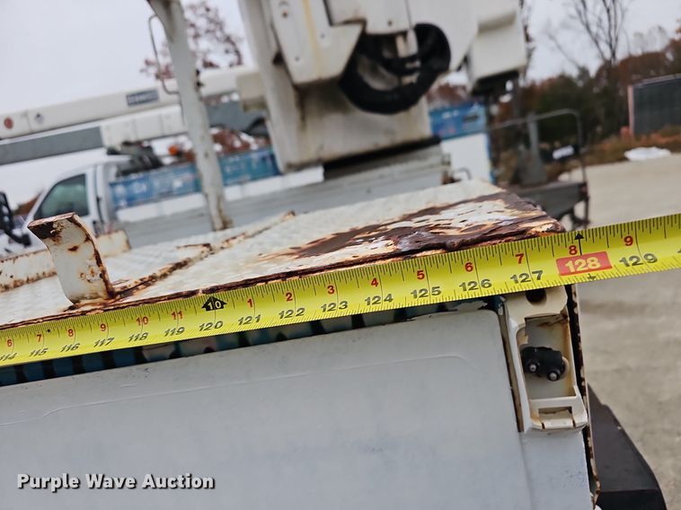 image for item NP9122 2001 Ford F550 Super Duty XL  bucket truck