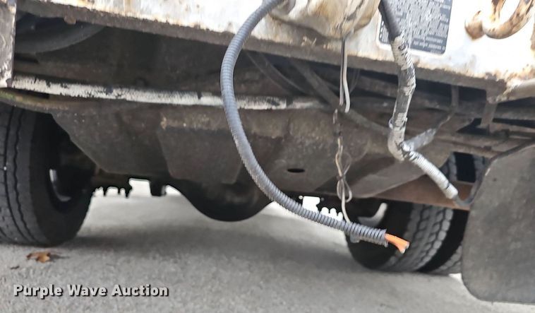 image for item NP9122 2001 Ford F550 Super Duty XL  bucket truck