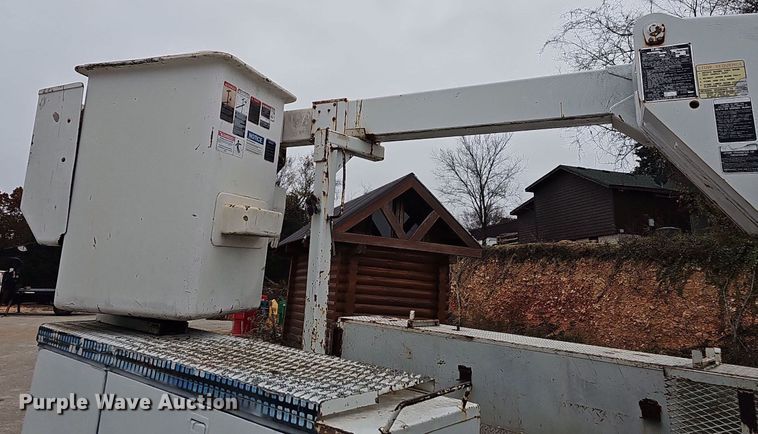 image for item NP9122 2001 Ford F550 Super Duty XL  bucket truck