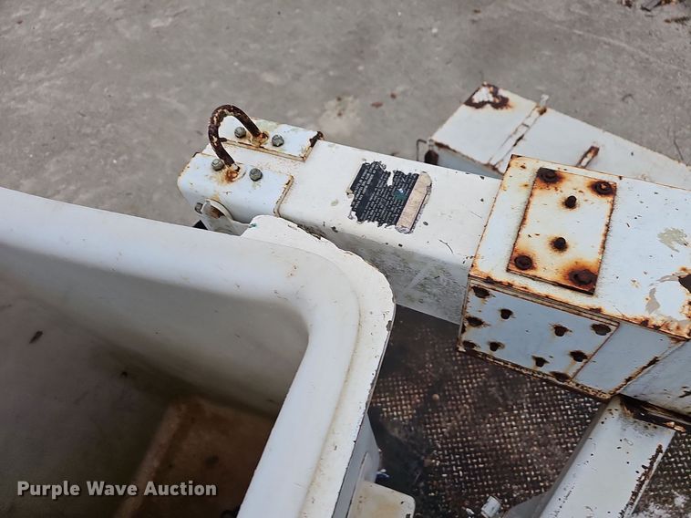 image for item NP9122 2001 Ford F550 Super Duty XL  bucket truck