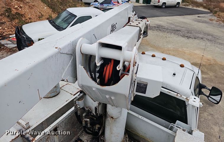 image for item NP9122 2001 Ford F550 Super Duty XL  bucket truck
