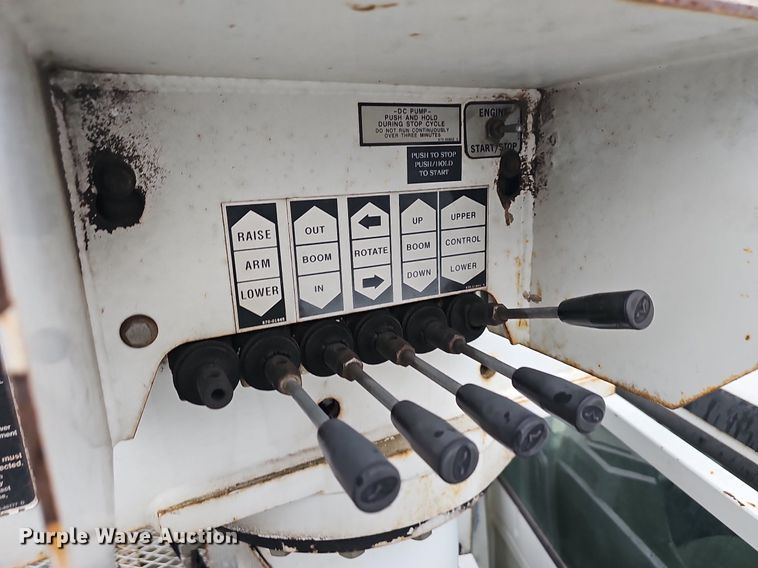 image for item NP9122 2001 Ford F550 Super Duty XL  bucket truck