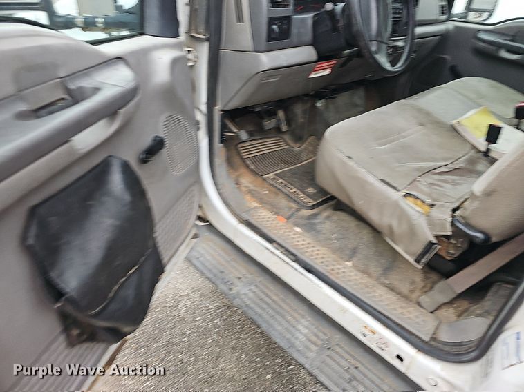 image for item NP9122 2001 Ford F550 Super Duty XL  bucket truck