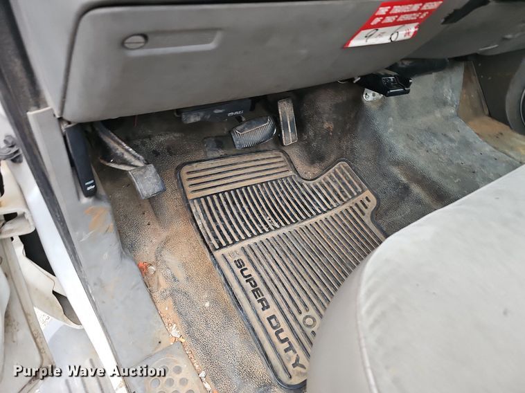 image for item NP9122 2001 Ford F550 Super Duty XL  bucket truck