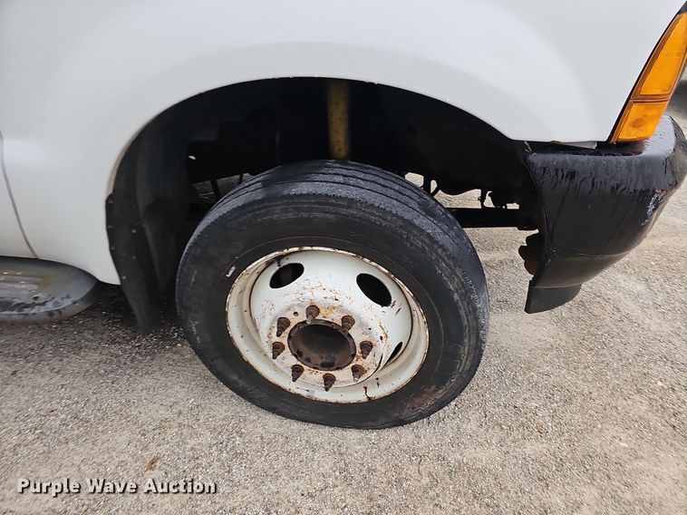 image for item NP9122 2001 Ford F550 Super Duty XL  bucket truck